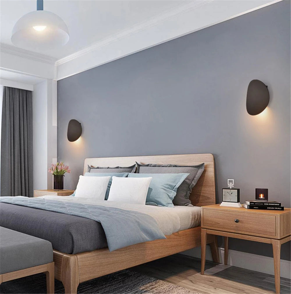 Applique murale métal noir au dessus de chevet