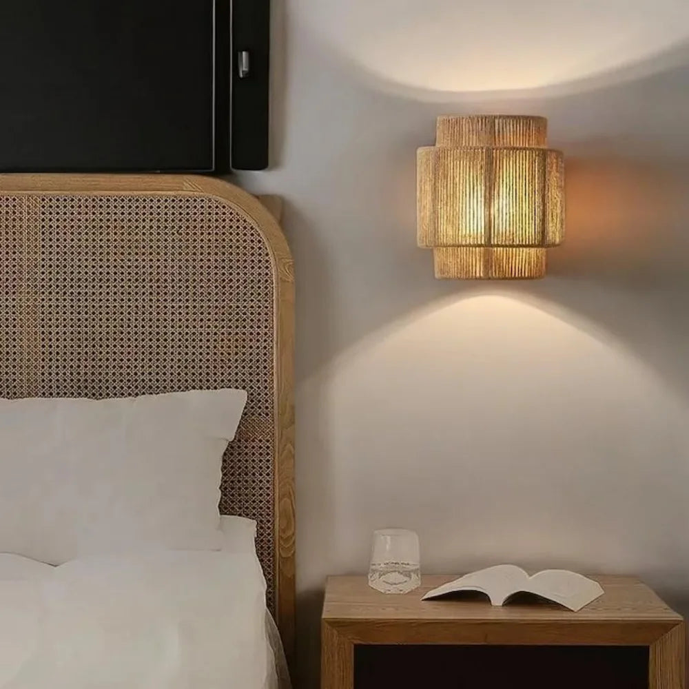 Applique murale rotin chambre allumée