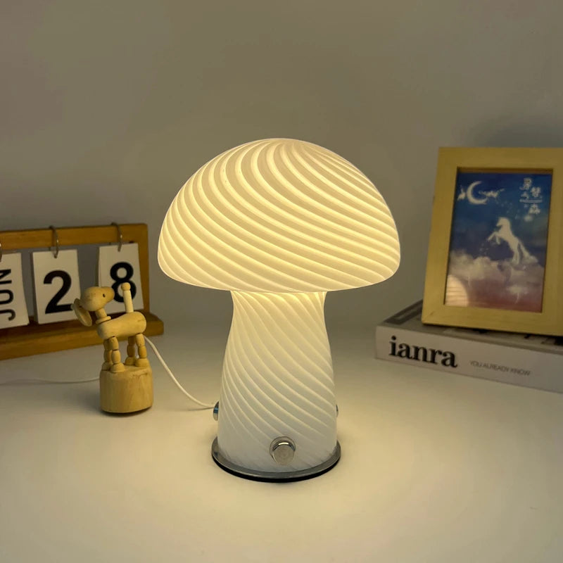 Lampe en verre blanc rayé allumé